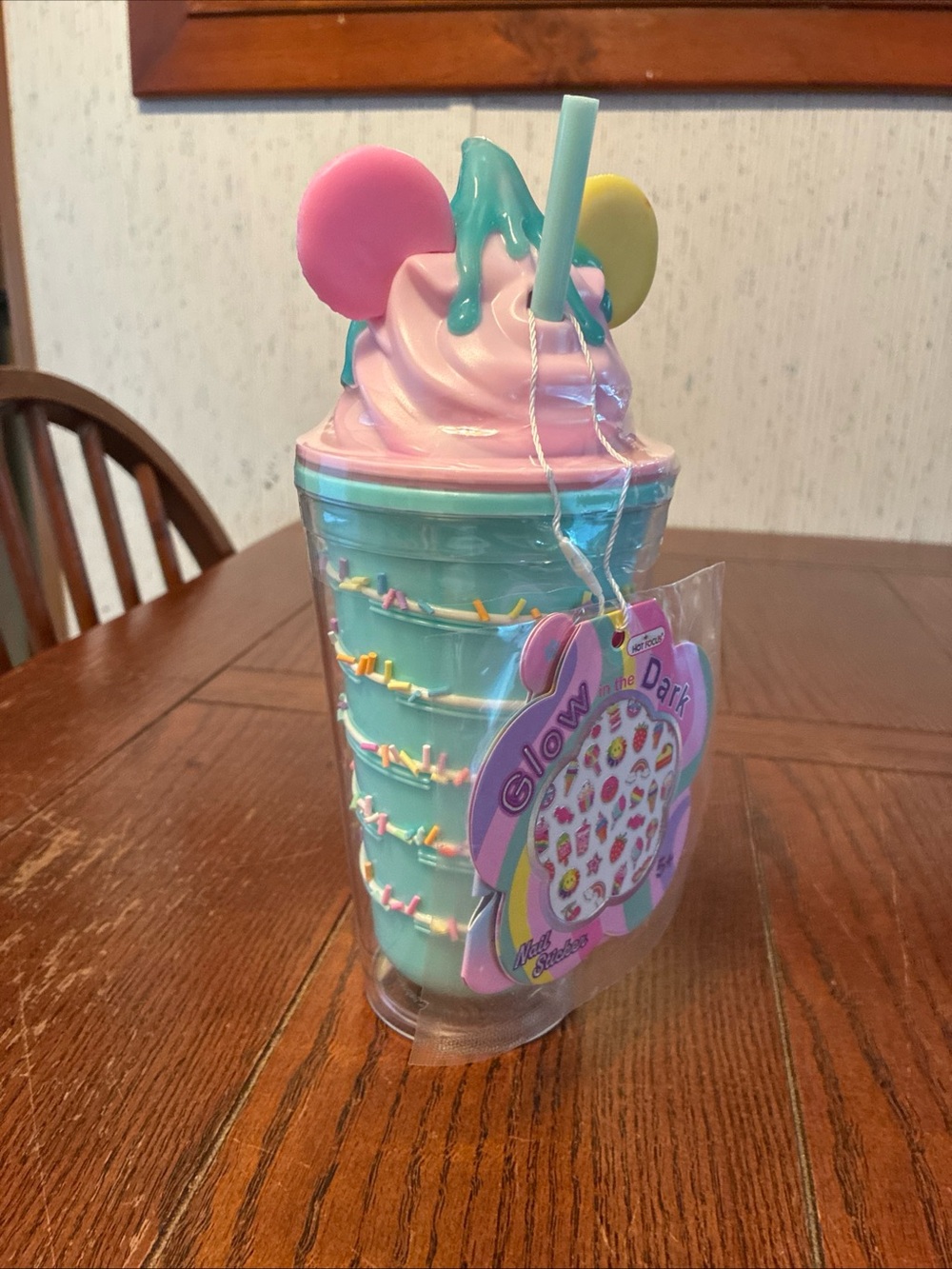 Hot Focus Ice Cream Hydration Cup With Glow-In-The-Dark Nail Sticker